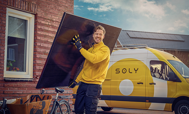 ABP investeert in Soly. Bij Soly kunnen huishoudens en bedrijven zonnepanelen huren of kopen.