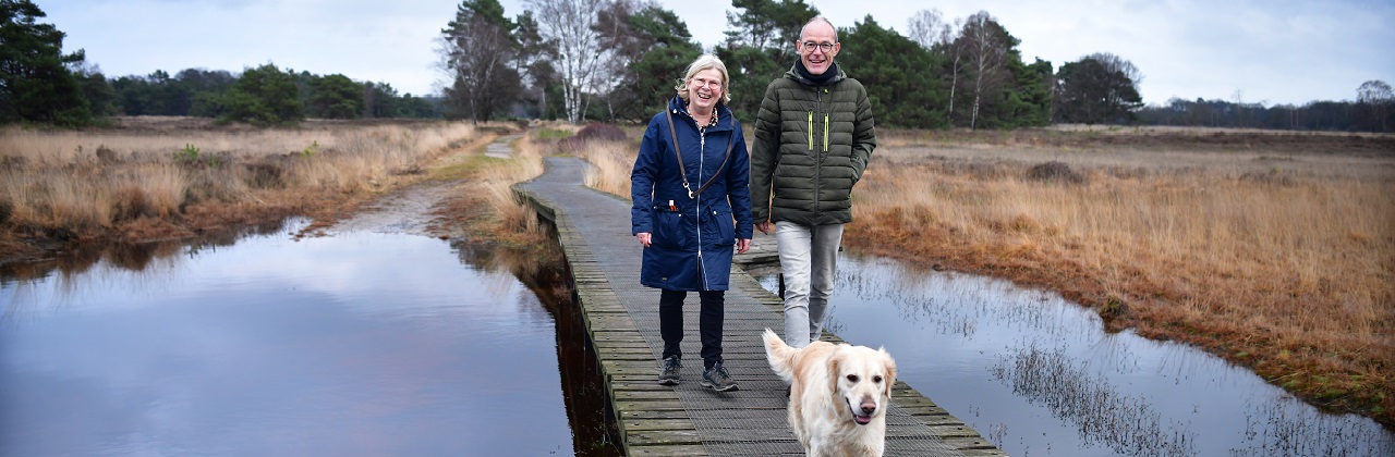 jenny en haar man wandelen met hond