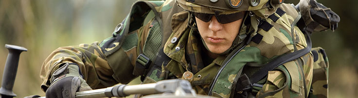 Arnhem, 24 April 2004.
IED SEARCHTEAM VAN DE PANTSERGENIE OPZOEK NAAR VERBORGEN IED TIJDENS OEFENING FALCON INTERGRATION. (EOD, GENIE, UXO)


