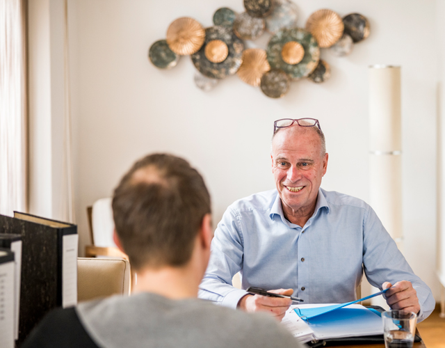 Gerrie Reintjes adviseert aan de keukentafel