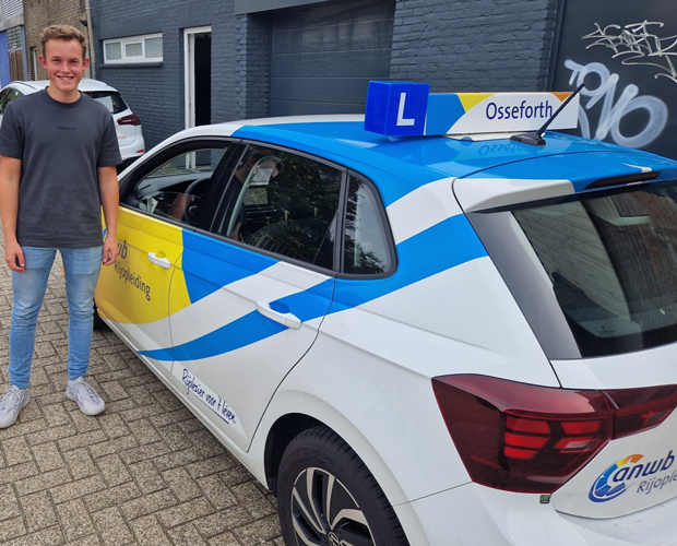 Jesse met rijlesauto