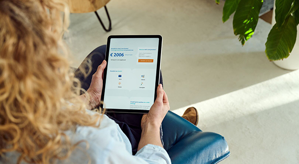 Vrouw kijkt op tablet en checkt ABP-pensioen