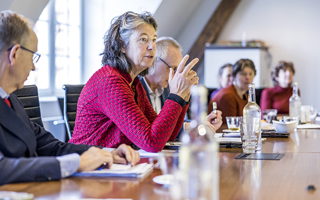 Gerrie Reintjes adviseert aan de keukentafel
