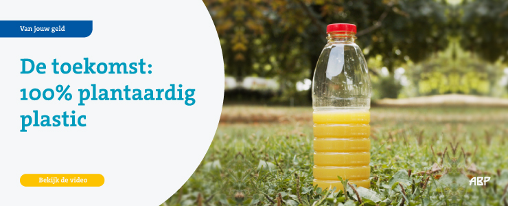 Half lege plastic fles met sinaasappelsap