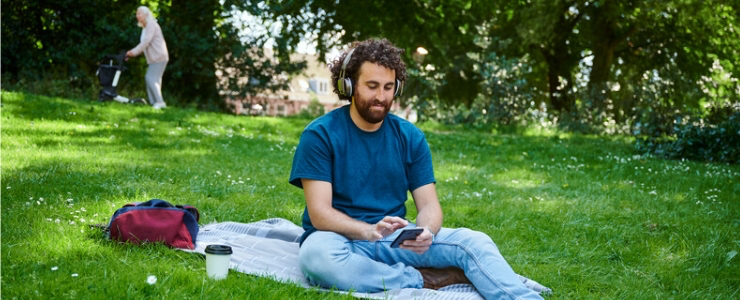 jongen in het park met koptelefoon