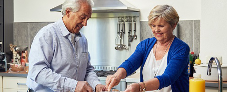 ouder echtpaar in keuken