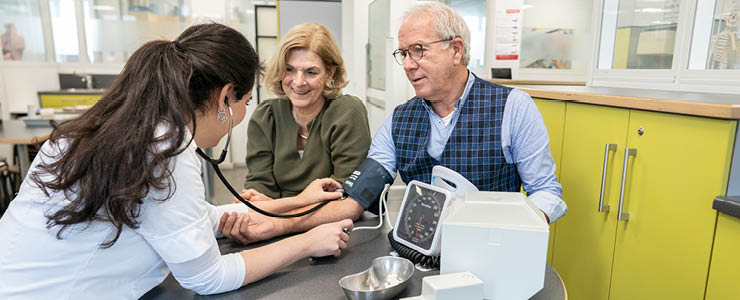 Jos (69) en Jeanne (70) laten hun bloeddruk checken bij de dokter
