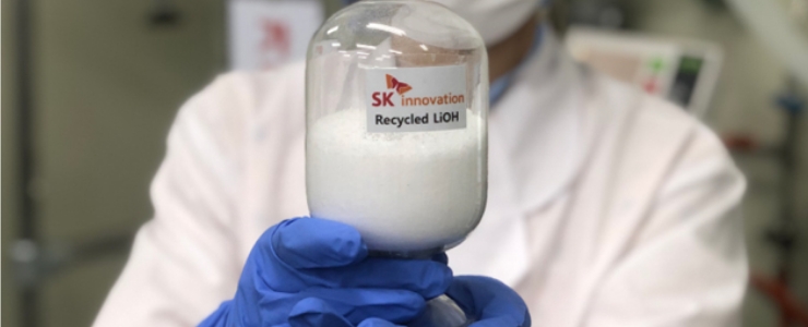Laboratorium medewerker houdt glas met chemische substantie vast.